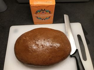 Nystekt vørterbrød med brunost.