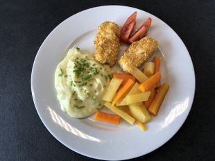 Hjemmelagede fiskepinner med potetmos og lettkokte gulrøtter og kålrøtter.